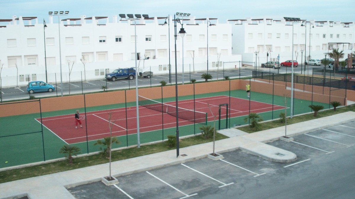 RP39692_tennis courts from roof terrace